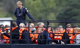 Į Utojos salą plūsta žuvusiųjų artimieji