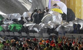 Madride per mi&scaron;ias po atviru dangumi popiežių ir maldininkus užklupo audra