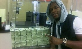 Boksininkas Floydas Mayweatheris maudosi piniguose tikrąja &scaron;io žodžio prasme