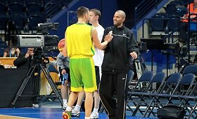 &Scaron;arūno Jasikevičiaus ir Tony Parkerio draugi&scaron;kas apsikabinimas