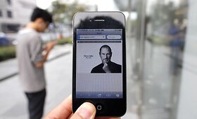 Gerbėjai gedi mirusio &bdquo;Apple&ldquo; įkūrėjo Steve'o Jobso