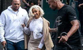 Užpuolimo užsakymu kaltinama reperė Cardi B prisistatė į policiją