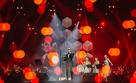 Linas Adomaitis ir G.Rinkevičiaus diriguojamas orkestras Klaipėdoje kvietė nerti į muzikos vandenynus