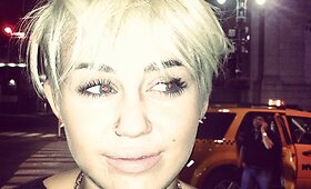 Atlikėja Miley Cyrus drasti&scaron;kai pakeitė &scaron;ukuoseną