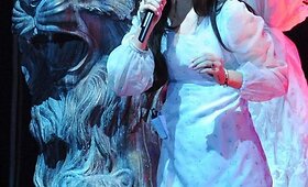 Lana Del Rey koncertinio turo metu demonstruoja savo suknelių kolekciją