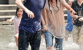 Katie Holmes filmavosi romanti&scaron;koje scenoje Niujorko fontane