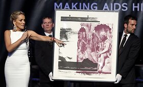 Labdaringame aukcione žvaigždės rinko pinigus kovai su AIDS