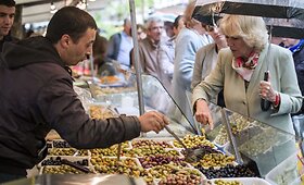 Prancūzijoje vie&scaron;inti Kornvalio hercogienė Camilla nepraleido progos pasivaik&scaron;čioti ir po vietinį turgų