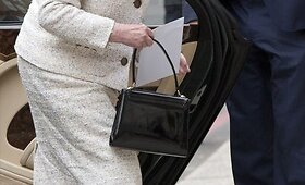 Didžiosios Britanijos karalienė Elizabeth II atvyko į ligoninę pasveikinti savo vyro su 92-uoju gimtadieniu