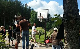 Arvydas Sabonis su sūnumis krep&scaron;inio aik&scaron;telėje virto aktoriais