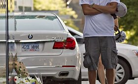 Prie vie&scaron;bučio, kuriame mirė Cory Monteithas, gedi grupelė aktoriaus gerbėjų ir artimųjų