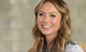 Pirmą kartą vie&scaron;umoje po skyrybų su George'u Clooney pasirodžiusios Stacy Keibler veide &ndash; &scaron;ypsena