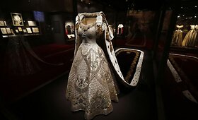 Bakingamo rūmuose atidaryta paroda, skirta karalienės Elizabeth II karūnavimo 60-mečiui