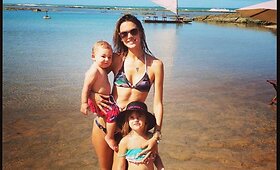 &bdquo;Victoria's Secret&ldquo; angelas Alessandra Ambrosio su &scaron;eima atostogavo Brazilijoje