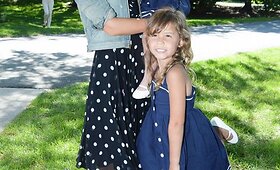 Jessica Alba į mergaitėms skirtos kolekcijos pristatymą atėjo su dukromis