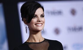 Aktorė Jaimie Alexander filmo &bdquo;Toras 2: Tamsos pasaulis&ldquo; premjeroje priblo&scaron;kė itin atvira suknele