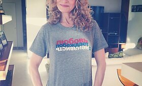 Prie kampanijos &bdquo;Love Conquers Hate&ldquo; prisijungusios garsenybės protestuoja prie&scaron; gėjų diskriminaciją Rusijoje