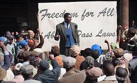 Prie&scaron; pasklindant žiniai apie Nelsono Mandelos mirtį Londone įvyko biografinio filmo &bdquo;Mandela: ilgas kelias į laisvę&ldquo; premjera