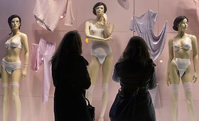 Valentino dienai papuo&scaron;ta &bdquo;American Apparel&ldquo; vitrina &scaron;okiruoja praeivius