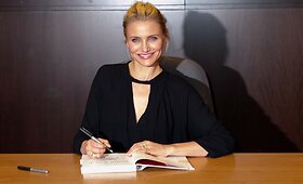 Cameron Diaz Los Andželo knygyne dalino savo autografus