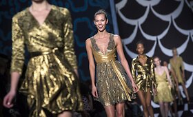 Diane von Furstenberg Niujorko mados savaitėje pristatė naują kolekciją ir at&scaron;ventė susiaučiamos suknelės 40-metį