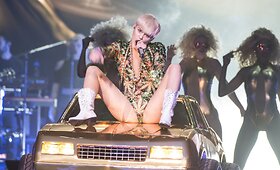 Prie&scaron;taringai vertinamas Miley Cyrus koncertinis turas &bdquo;Bangerz&ldquo;