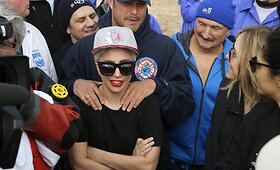 Lady Gaga labdaros tikslais i&scaron;simaudė lediniame vandeny