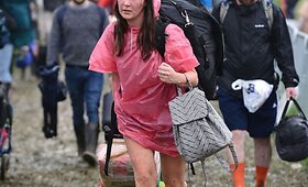 Į Glastonberio muzikos festivalį besirenkančius žmones pasitiko lietus