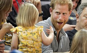 Princo Harry bendravimas su dvimete mergaite i&scaron;tirpdė internetą