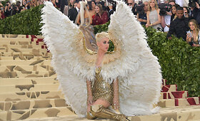 &bdquo;Met Gala&ldquo; puotoje &ndash; įspūdingos kataliki&scaron;kos mados interpretacijos