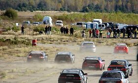 Įvairių žiedinių lenktynių akimirkos