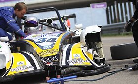 &bdquo;Mugen Honda Ligier JS49&ldquo; po kontakto su trasos atitvarais 