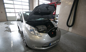 Ugniagesių mokymai, kaip elgtis su degančiu elektromobiliu