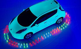 &bdquo;Nissan LEAF&ldquo; automobiliu pie&scaron;iamas didžiulis LEAF atvaizdas ant drobės