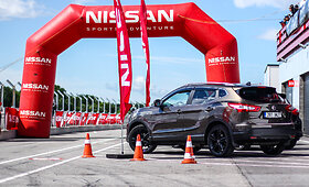 &bdquo;Nissan&ldquo; automobilių bandymai Pernu lenktynių trasoje