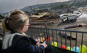 Keturmetė Sofia vairuoja &bdquo;Volvo FMX&ldquo; sunkvežimį