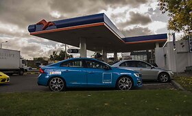 Airinė Pal&scaron;ytė bando sporti&scaron;kus automobilius 