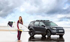 &bdquo;Jaguar Land Rover&ldquo; automobilių maketai tampa banglentėmis