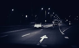 Naktinio automobilių gerbėjų pasivažinėjimo akimirkos