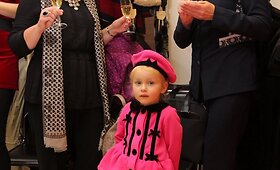 Podiumu žengusią Dainę Baumilę palaikė dukra, mama ir anyta