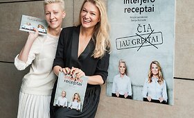 Knygos &bdquo;Interjero receptai&ldquo; autorės Birutė Lavickienė ir Lavija &Scaron;urnaitė savo svečiams surengė žaismingą fotosesiją