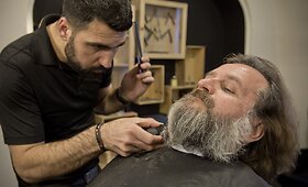 Sigutis Jačėnas savo barzdą atidavė į barzdaskučių rankas