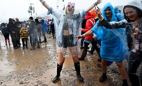 Margas ir ry&scaron;kus festivalio &bdquo;Glastonbury&ldquo; lankytojų stilius
