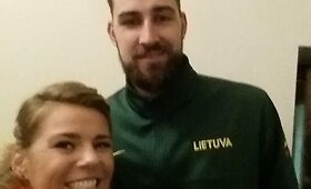 Improvizuota Vilijos Matačiūnaitės fotosesija su Lietuvos krep&scaron;inio rinktine
