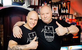 Aleksandras Ivanauskas-Fara už baro