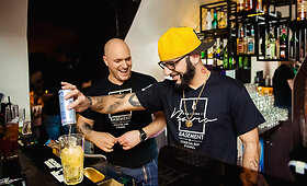 DJ Sezzy i&scaron;bandė jėgas už baro