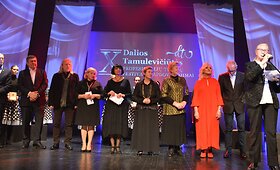 Varėnoje baigėsi jau de&scaron;imtasis žymios kra&scaron;tietės, i&scaron; Senosios Varėnos kilusios režisierės Dalios Tamulevičiūtės profesionalių teatrų festivalis.