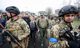 Europos Komisijos pirmininkė Ursula von der Leyen, ES užsienio reikalų įgaliotinis Josepas Borrellis ir Slovakijos ministras pirmininkas Eduardas Hegeris lankėsi Bučoje, kur žuvo &scaron;imtai civilių gyventojų