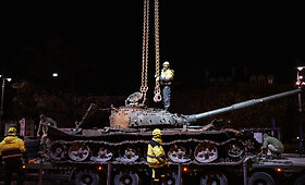 Vilniuje eksponuojamas į Lietuvą atvežtas Ukrainos kariuomenės sunaikintas rusų tankas T-72B