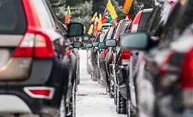 I&scaron; beveik 150 automobilių aik&scaron;telėje suformuotas skaičius 100, skirtas pažymėti artėjantį Lietuvos &scaron;imtmetį